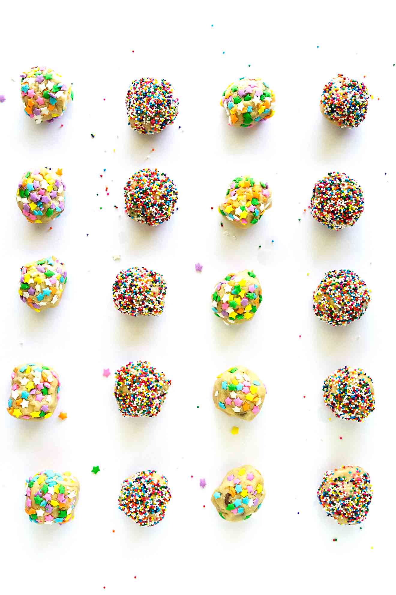 Estas picaduras de masa comestibles de galleta son perfectas para una fiesta o simplemente un dulce capricho agradable. Empacados con chips de chocolate y cubiertos de chispas, seguramente satisfar&aacute;n cualquier gusto por lo dulce. #cookiedough #ediblecookiedough #cookiedoughbites