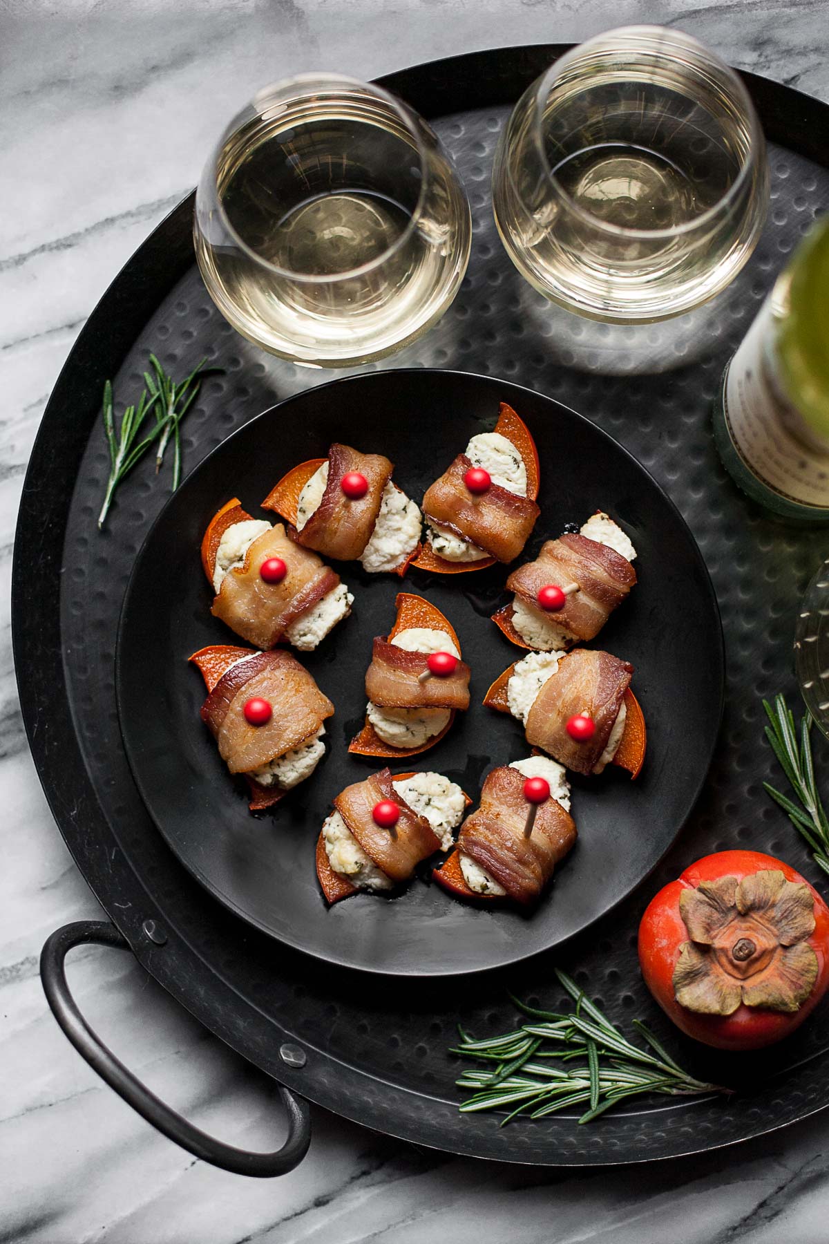 Bocaditos de tocino con queso de cabra al romero