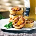  Questi bocconcini di pasta sfoglia Cheddar Bacon Jam sono il pasto perfetto per un cocktail, l'antipasto del Game Day e le festività imminenti: un boccone davvero utile! Crea due lotti! www.keviniscooking.com 