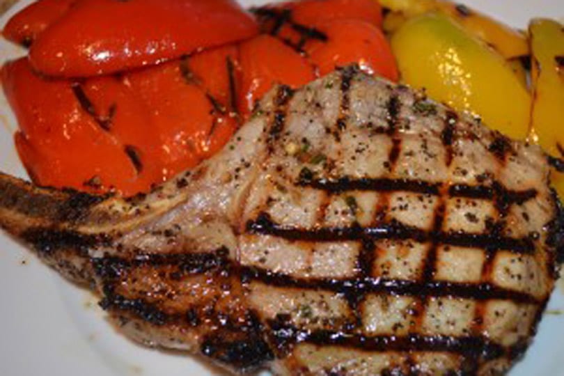 Chuletas De Cerdo Con Corte A La Parrilla Con Pimientos