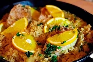 Chuletas de cerdo glaseadas con jengibre, una sartén clásica con col rizada