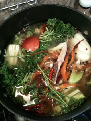 Caldo casero de pollo