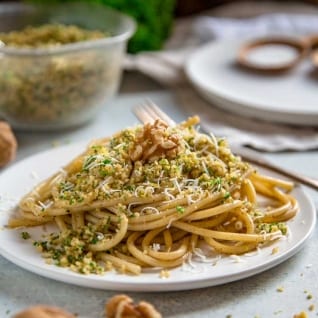 Bucatini De Mantequilla Marrón Con Nueces