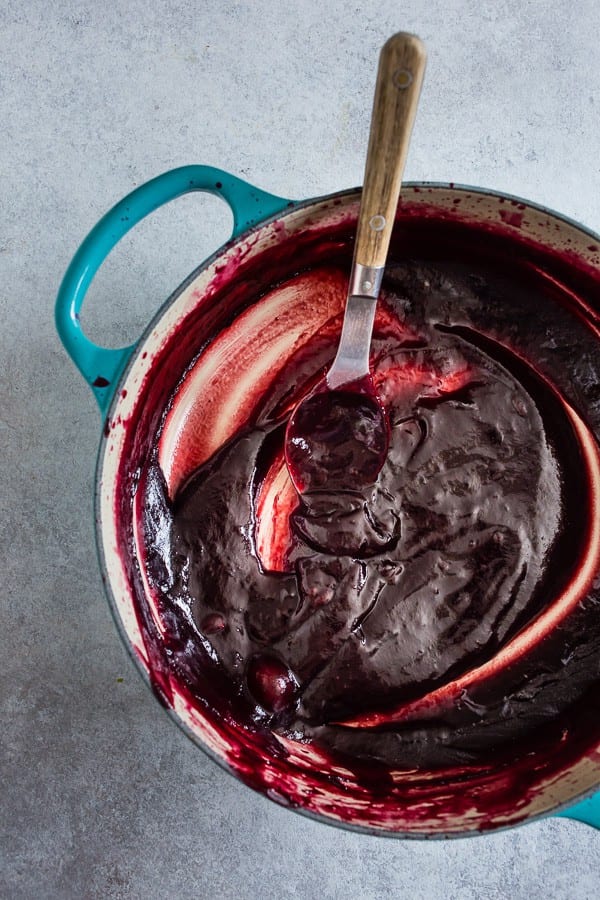 Esta mantequilla de ciruela y vainilla es el uso perfecto para las ciruelas de verano. Es ligeramente dulce con un gran golpe de sabor a vainilla. Esta mantequilla de ciruela es excelente para untar tostadas, se usa en postres, se mezcla con helado o se come directamente de la olla.