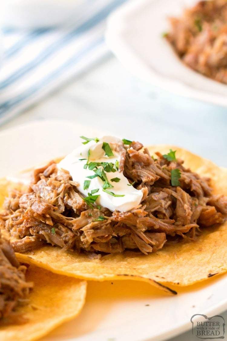 La receta de carnitas de cerdo a fuego lento produce una carne de cerdo tierna y sabrosa. Esta receta de carnitas es f&aacute;cil de hacer en la olla de barro y es perfecta para servir a una multitud. Las carnitas de cerdo tienen un sabor incre&iacute;ble en una c&aacute;lida tortilla con aguacate, cilantro y una cucharada de crema agria.