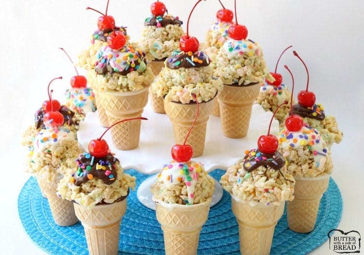 &iexcl;Los conos de helado Rice Krispie son f&aacute;ciles de hacer y s&uacute;per lindos tambi&eacute;n! Las golosinas de malvavisco pegajosas cubiertas con chocolate derretido, chispas y una cereza hacen que estos lindos conos sean incre&iacute;bles. Bonificaci&oacute;n tambi&eacute;n: &iexcl;cada uno tiene un regalo especial dentro del cono!
