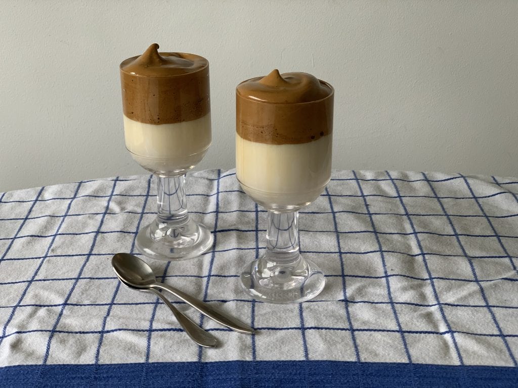 Caffè Dalgona La nuova moda del caffè frullato, prova la nostra ricetta del caffè Dalgona.