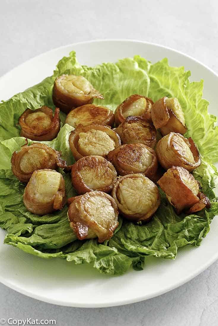 Vieiras envueltas en tocino de langosta roja