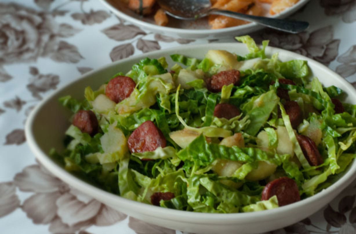 Cavolo con chorizo ​​e mela Questo cavolo piccante e gustoso con chorizo ​​e mela è un ottimo accompagnamento che si abbina bene con maiale o agnello. O come delizioso antipasto