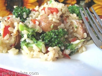 Cena con salsiccia di pollo, broccoli e riso parmigiano