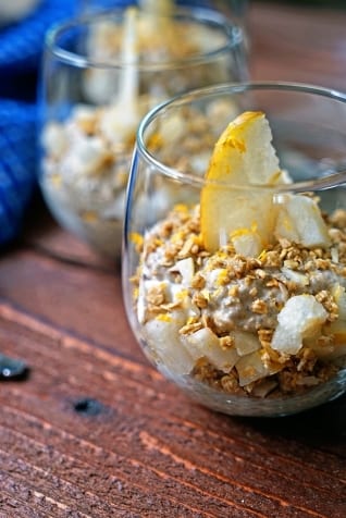 Postre helado de chai y té con chile de granola y manzana picada