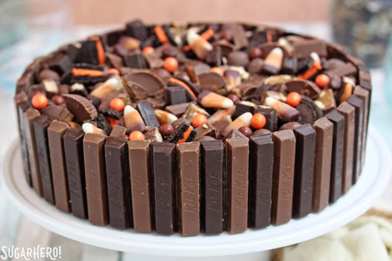 Tarta de queso con barra de caramelo: una tarta de queso con chocolate y vainilla hecha con caramelo y rodeada con barras Kit Kat