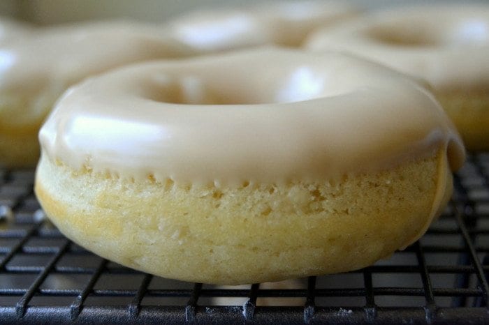 Ciambelle Di Burro Di Acero Glassato Da Una Ciotola