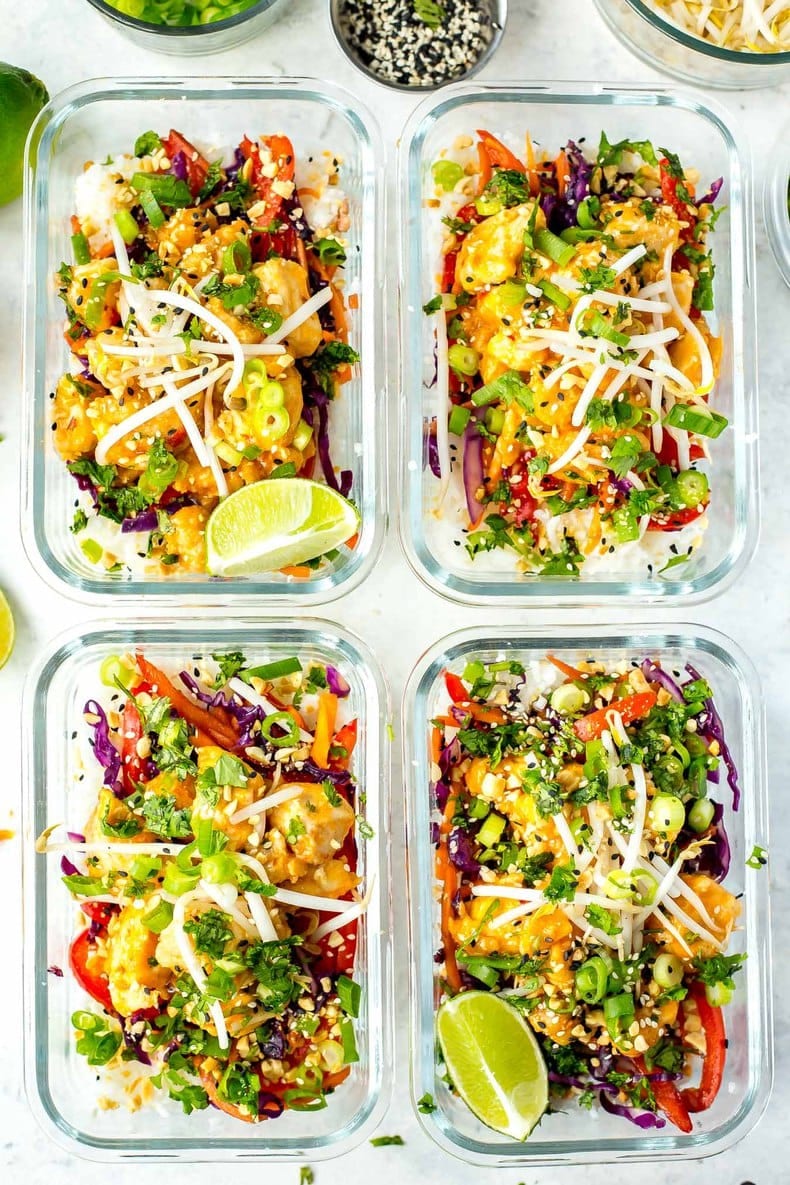 Cuencos de preparación de comida de pollo tailandés con chile dulce