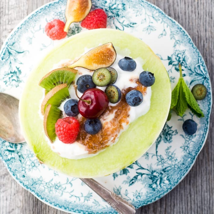Los tazones de desayuno Melon llenos de yogur y fruta son la manera perfecta de tentar a la familia a comer la comida m&aacute;s importante del d&iacute;a ...
