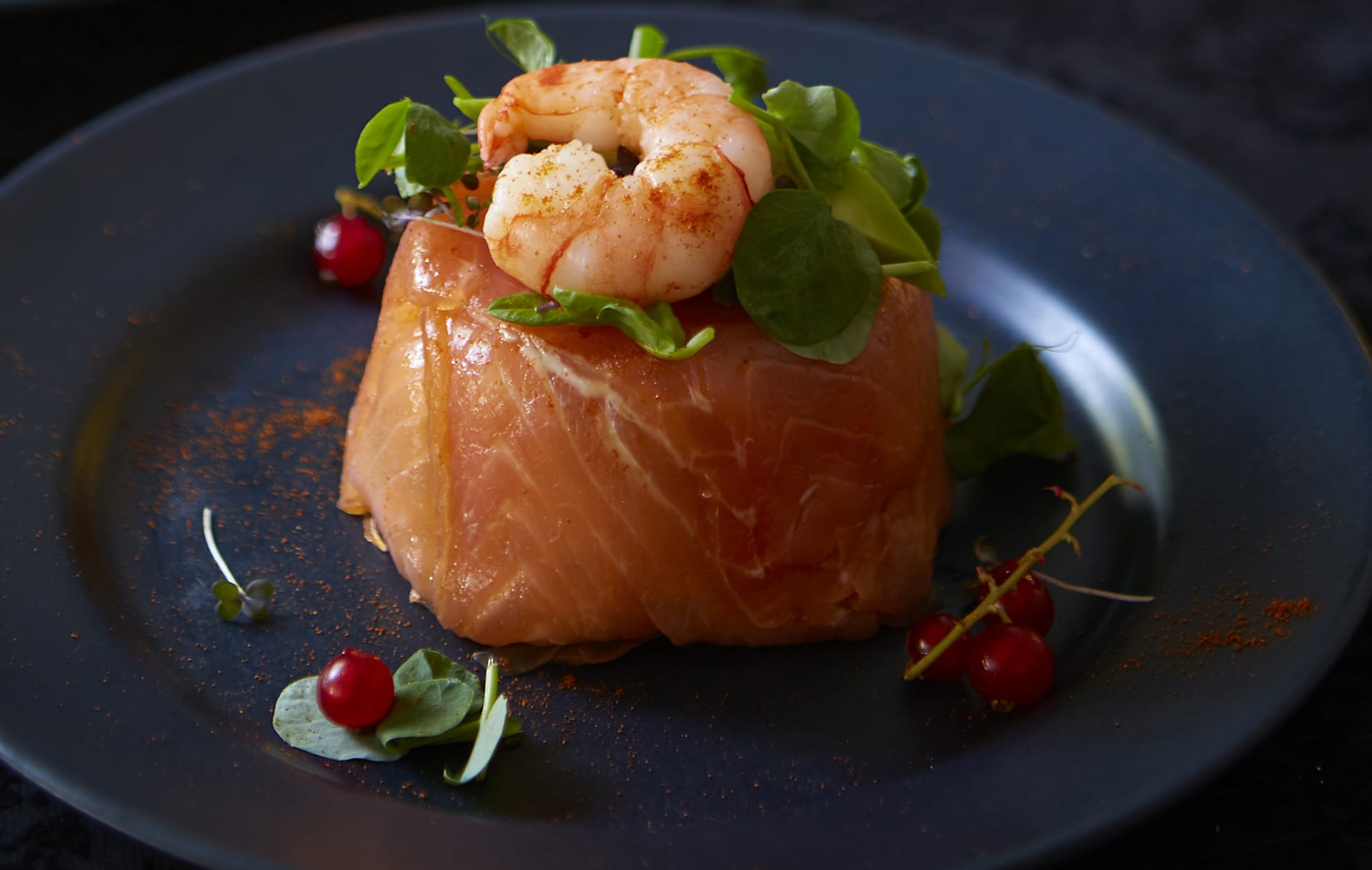 Cocktail di gamberi e pacchetti di salmone Questi cocktail di gamberi con pacchetti di salmone sono l'antipasto perfetto per ogni occasione speciale.