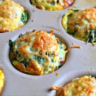 Desayuno Salchicha Hueveras Con Espinacas Y Parmesano