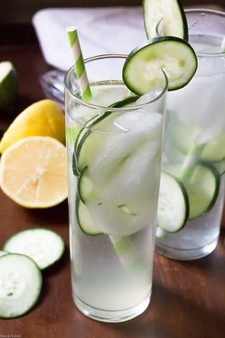 Cóctel de pepino Collins infundido