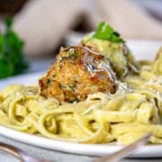  Per me, i classici gnocchi di pollo dovrebbero essere umidi, saporiti e non troppo densi. In questi gnocchi di pollo arrosto conservo pochi ingredienti, quanto basta per tenere insieme il composto di pollo e le erbe e le spezie di prezzemolo, finocchio e sale di sedano leggero. keviniscooking.com 