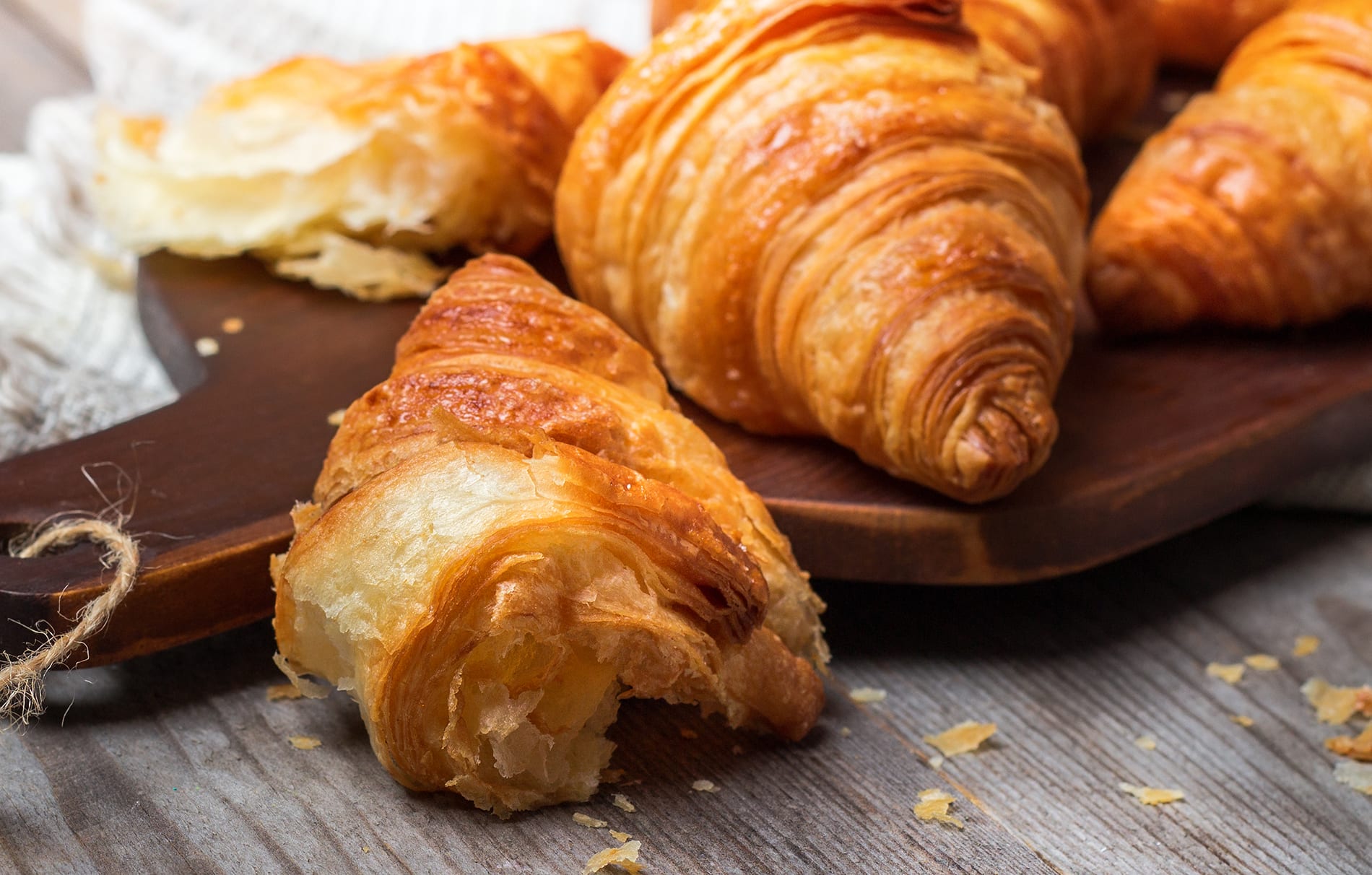 Corno Impara a preparare i cornetti a casa con la nostra ricetta facile per i cornetti.  Servire caldo con burro e marmellata per la colazione perfetta.
