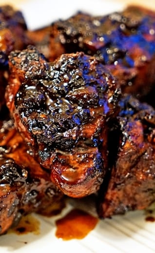 Chuletas De Lomo De Cordero Esmaltadas Con Balsámico Y Ajo Asado
