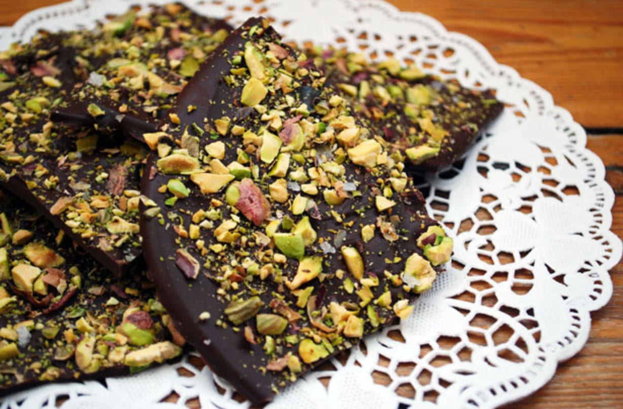 Crosta al pistacchio e cioccolato La crosta al cioccolato al pistacchio è un gioco da ragazzi, un ottimo modo per trasformare il cioccolato in una prelibatezza alimentare ma economica