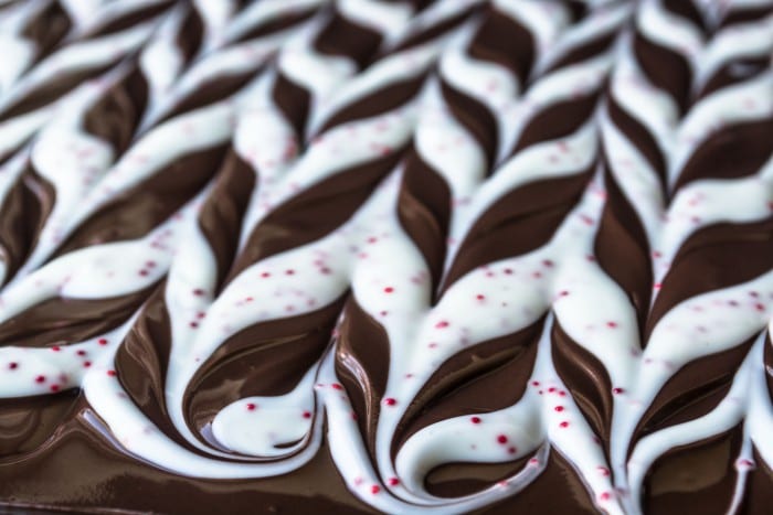 Instrucciones sencillas para hacer la corteza de chocolate en espiral