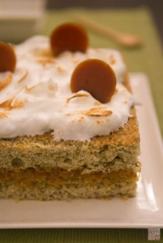 Tarta de plátano con caramelo de maracuyá y merengue de coco