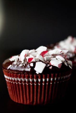Cupcakes de chocolate con menta crujiente {mezcla para pastel}