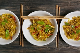 Fideos de Singapur al curry sin carne para hacer en casa