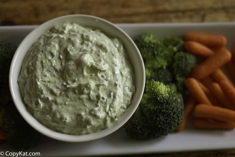 salsa cremosa de aguacate en un tazón servido con verduras frescas