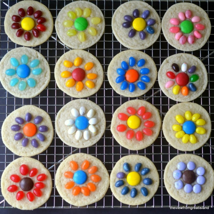 Easy Jelly Bean Flower Cookies ~ ¡una rebanada de primavera rápida y fácil y hornea galletas de azúcar que los niños pueden hacer ellos mismos! Ideal para Semana Santa y el Día de la Madre.