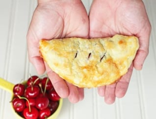 Empanadas De Cerezas Frescas