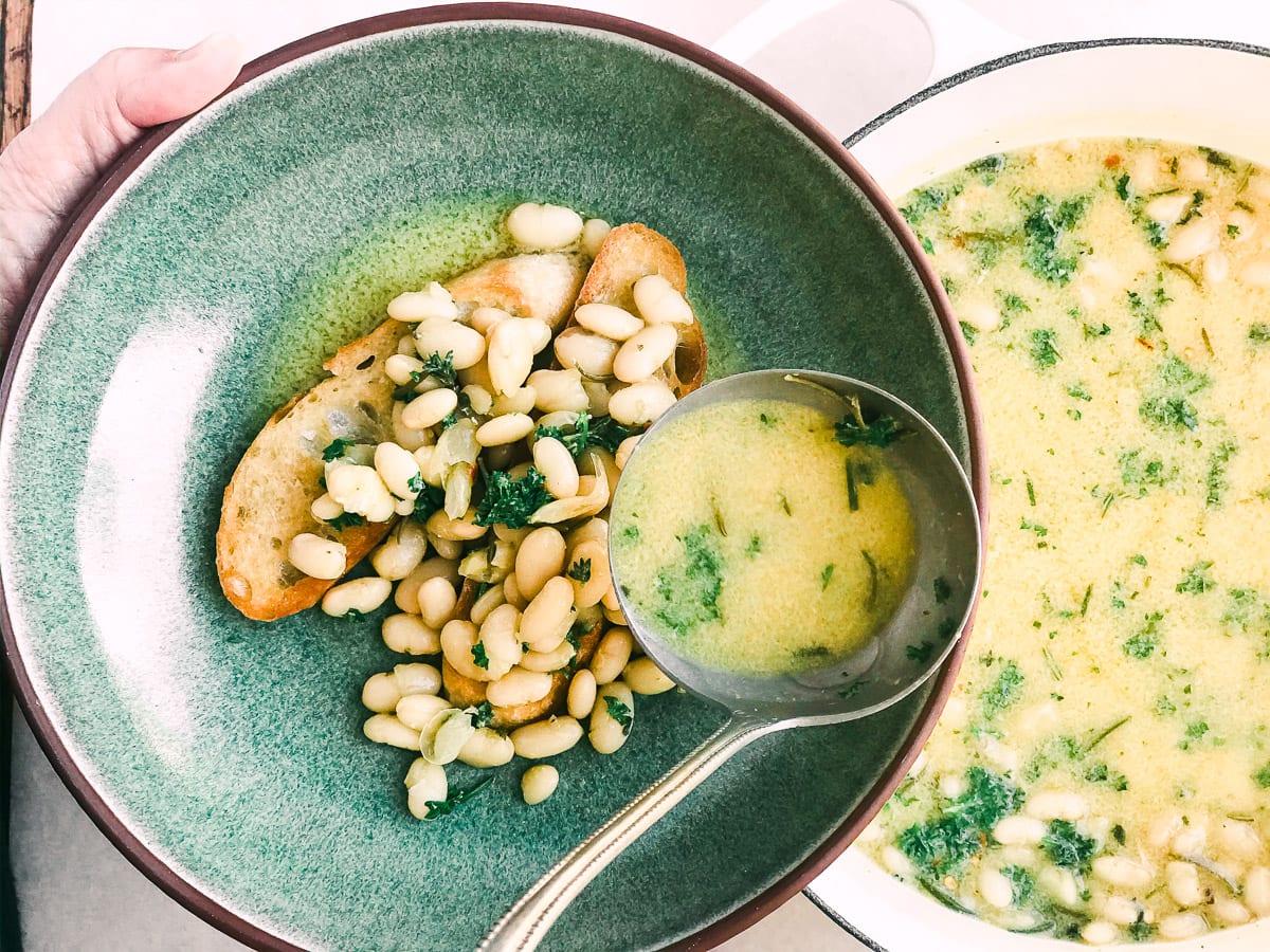 verter los frijoles en las tostadas de ajo