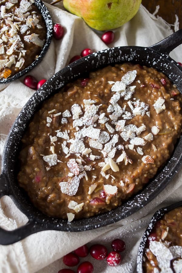 Estas avenas cortadas en acero horneadas con pera de ar&aacute;ndano son la manera perfecta de darle la bienvenida al d&iacute;a. Lleno de delicioso sabor a fruta de invierno y lo suficientemente abundante como para mantenerte lleno durante horas. Cubra con nueces tostadas y una pizca de az&uacute;car en polvo para animarlo.
