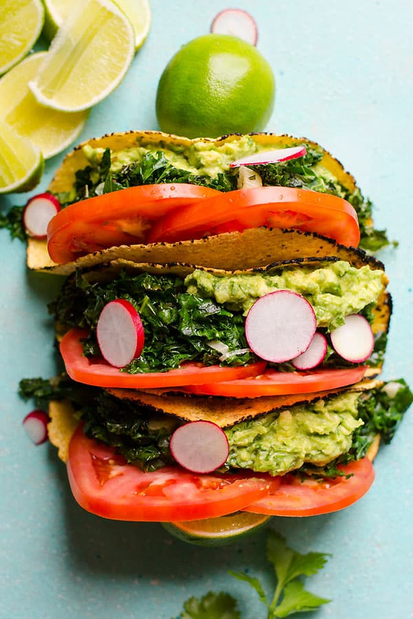 Ricetta Taco del mercato degli agricoltori con cavolo, pomodori e ravanelli saltati in 20 minuti. Aggiungi le verdure che piacciono ai tuoi bambini e adoreranno questi tacos! .Com