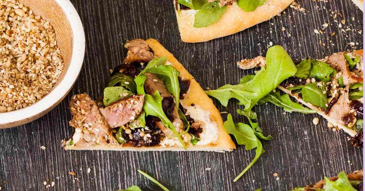 Pan plano de cordero, Dukkah casero y condimento de cebolla caramelizada