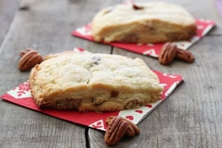 Scones de nueces con mantequilla