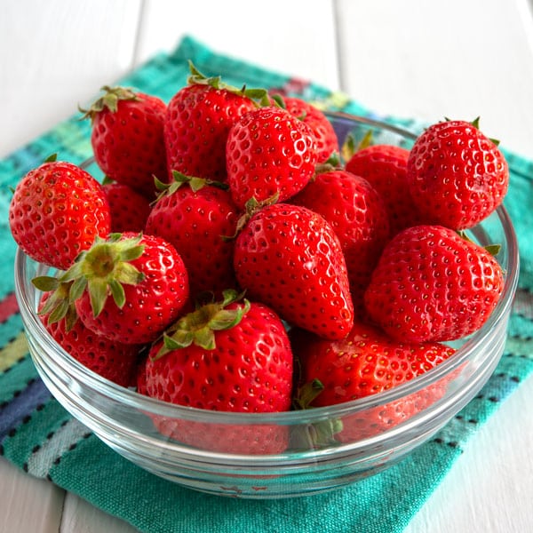 Ciotola di fragole per fragole con panna