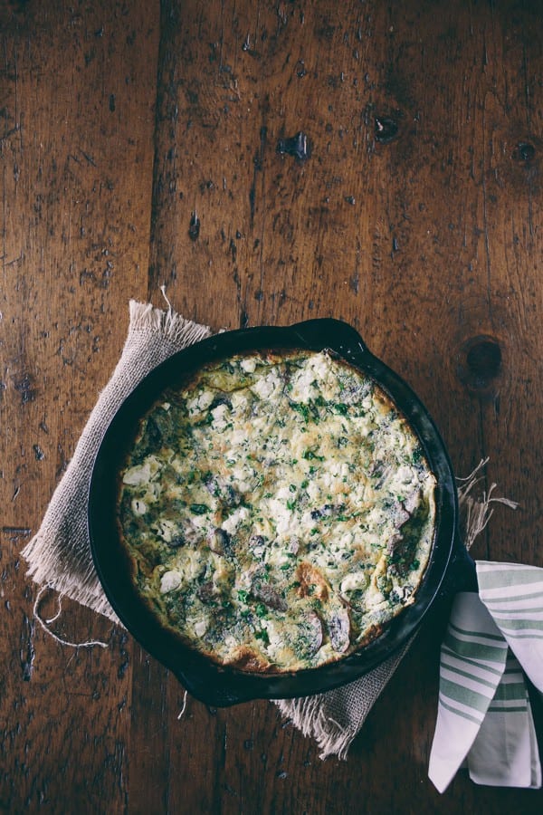 Esta frittata de queso de cabra con hierba de champi&ntilde;ones est&aacute; llena de hierbas AeroGarden reci&eacute;n cultivadas, yogur griego, queso de cabra picante y champi&ntilde;ones caramelizados. Hola desayuno delicias!