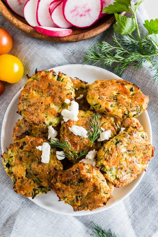 Estos bu&ntilde;uelos de calabac&iacute;n griegos son el aperitivo perfecto y el cuchar&oacute;n relleno de verduras. Hecho con calabac&iacute;n rallado, queso feta y muchas hierbas frescas. &iexcl;Te encantar&aacute; lo f&aacute;cil que son de hacer y lo f&aacute;cil que son de devorar!