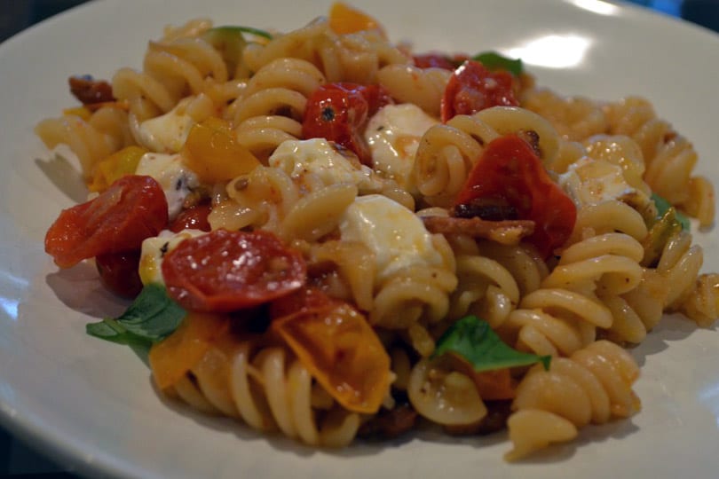 Fusilli Sin Gluten Con Bacon, Chalotes, Tomates De Uva Asados, Mozzarella Fresca Y Albahaca