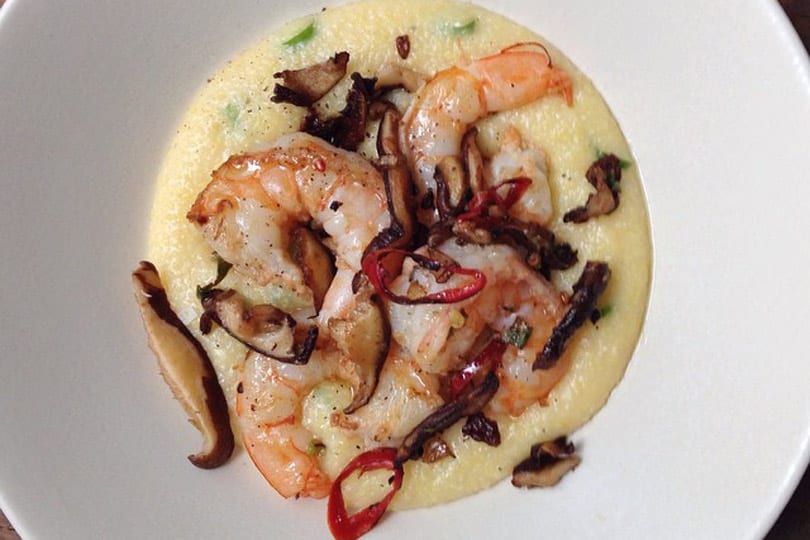 Camarones picantes y champiñones shiitake con polenta cremosa