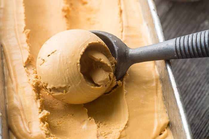 ¡El helado No Churn Dulce de Leche es increíblemente sedoso, cremoso y delicioso! El