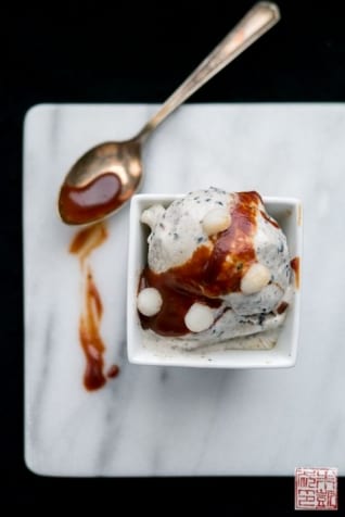 Helado de sésamo negro con caramelo de miso blanco