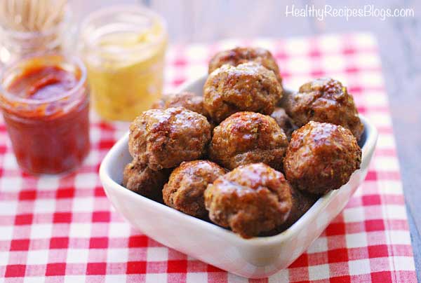Coctel Alb&oacute;ndigas servidas con condimentos