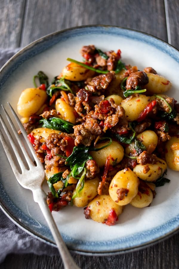 Ñoquis de espinacas con pimiento rojo asado al chorizo