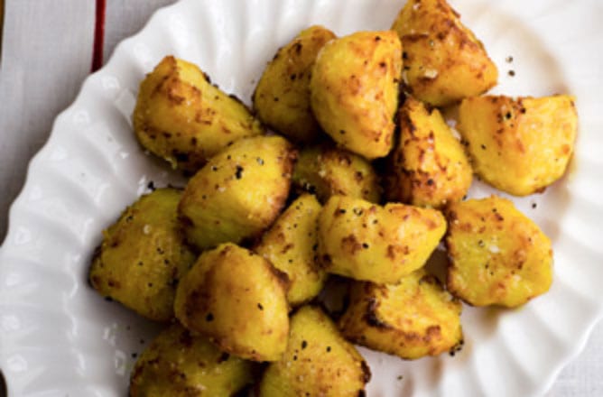 Gordon Ramsay Patate arrosto con peperoncino e curcuma Scopri come rendere croccanti le tue patate arrosto con la ricetta Gordon Ramsay. Chili e curcuma danno il calcio alle patate