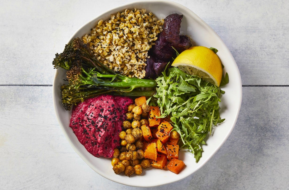 Gousto Buddha Ciotola di hummus di barbabietola e verdure arrostite Mangia l'arcobaleno per confezionare più vitamine, minerali e sapore. Qui potrai goderti le verdure grigliate con hummus di barbabietola, ceci e freekeh luminosi.