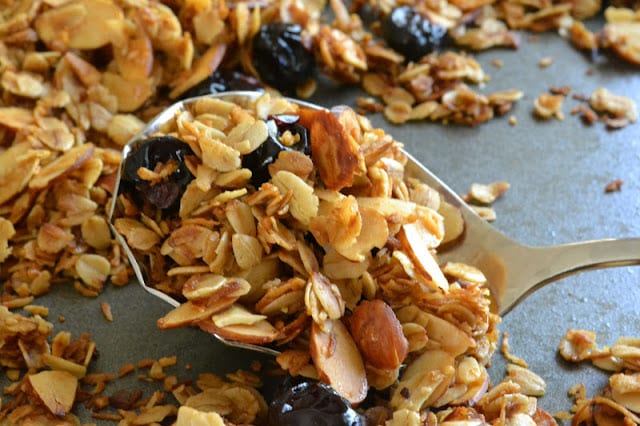 Granola tostata di cocco e mandorle con ciliegie